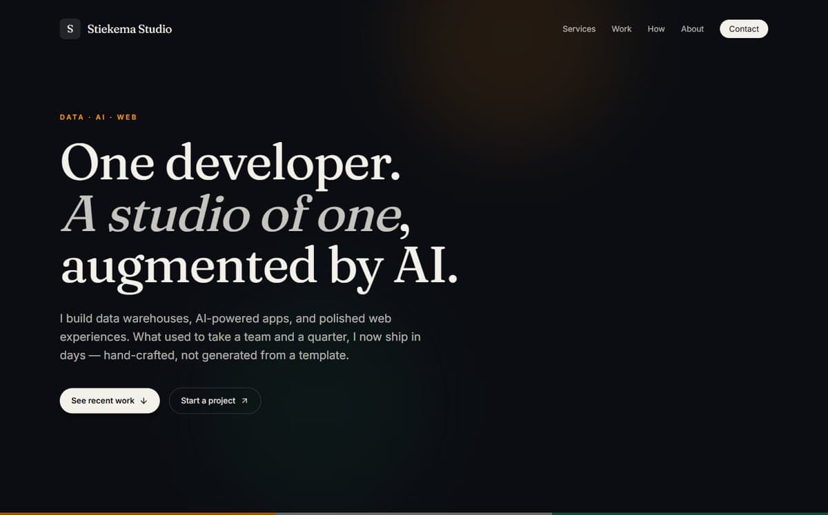 De vorige hero: donkere achtergrond met de serif-kop 'One developer. A studio of one, augmented by AI.' en een klein etiket DATA · AI · WEB erboven.