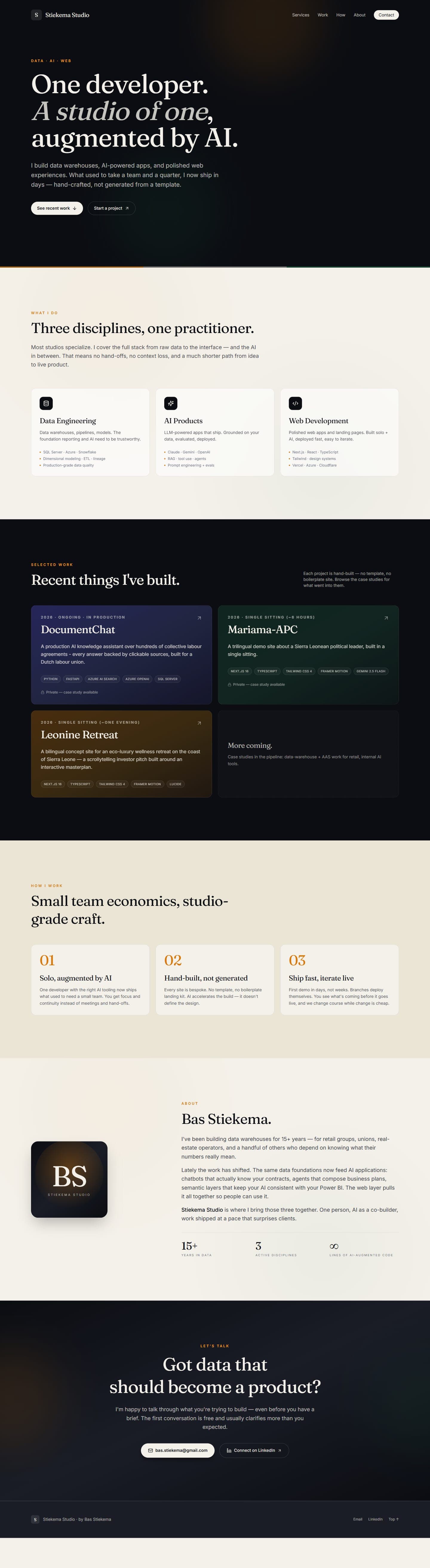 De volledige homepage van de vorige versie: een donkere hero met de kop 'One developer. A studio of one, augmented by AI.' in een serif-letter, gevolgd door secties in cream met kaartrasters.