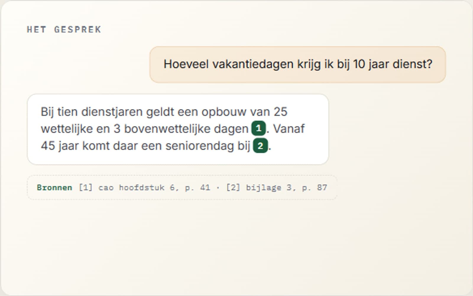 Illustratie van een DocumentChat-gesprek: een vraag over vakantiedagen, het antwoord met genummerde voetnoten, en daaronder de bronregel naar cao-hoofdstuk en pagina.